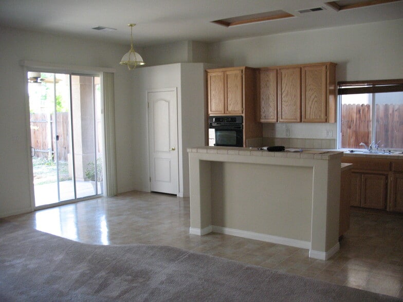 Building Photo - 10805 Snowcreek Falls Ave