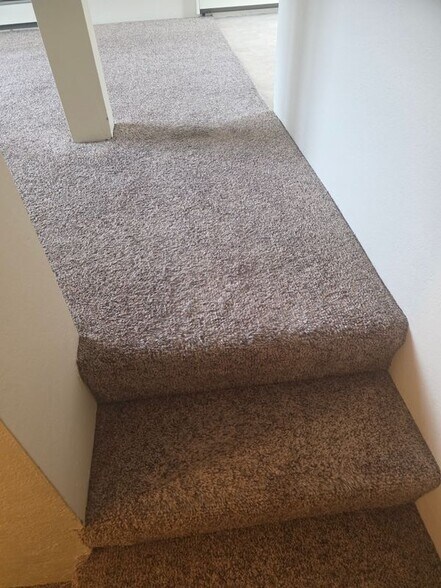 Building Photo - 420 Dela Vina Ave