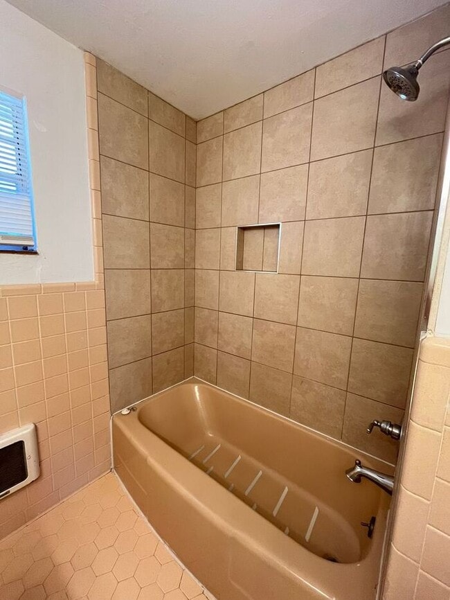 Building Photo - Large 2 Bed 1.5 Bath 1 Covered Carport in the Morris Will Roger Park Addn