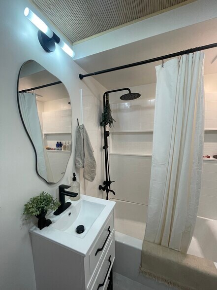 Building Photo - 419 S Mill St