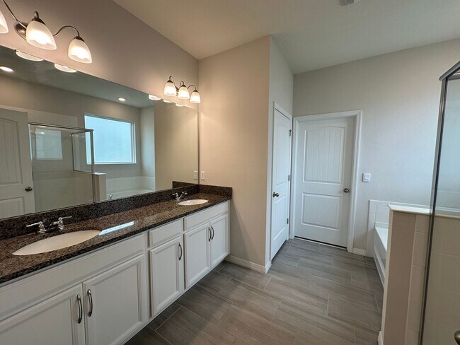 Building Photo - 4 Bedrooms/3 Baths/3 Car Garage House in L...