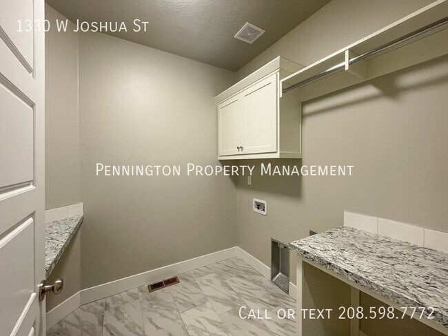 Building Photo - 1330 W Joshua St