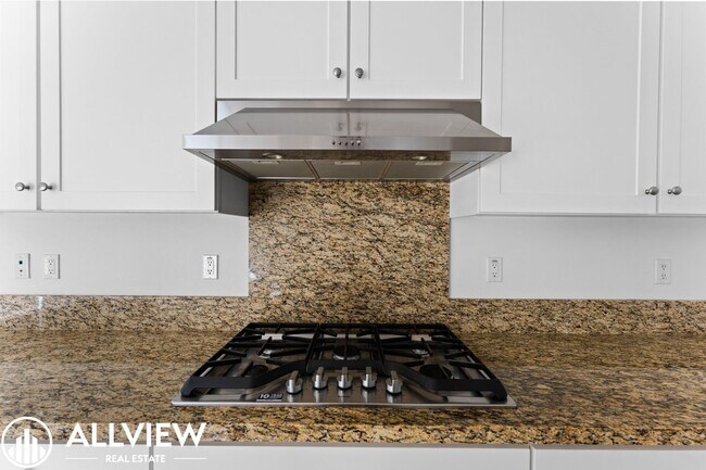 Building Photo - Gorgeous 3 bedroom 2.5 bath home in the newly constructed association of Eastwood Village!