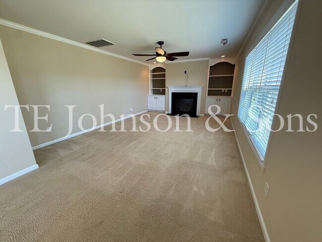Building Photo - Spacious 4 Bedroom Home with Fenced Yard & Two Car Garage in Clemmons