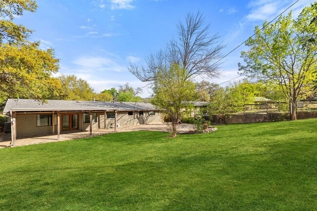 Building Photo - 2212 East Side Dr