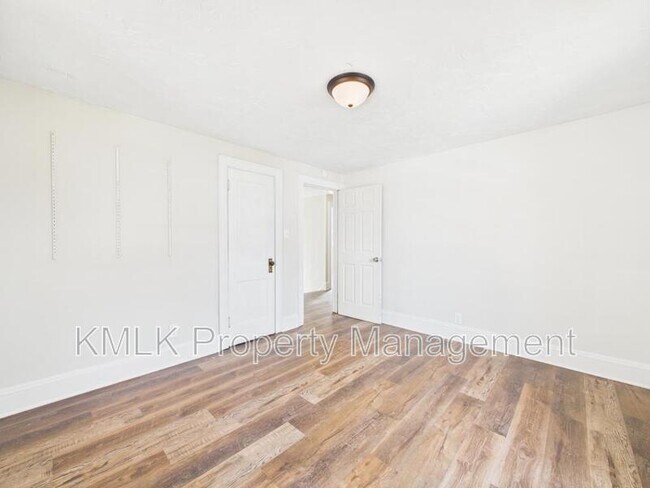 Building Photo - 575 Fernwood Dr