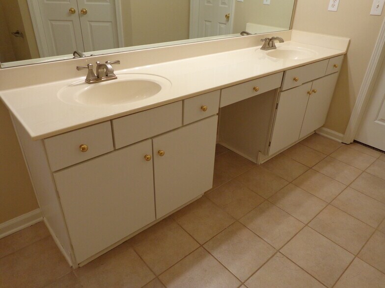 Building Photo - 7102 Independence Dr