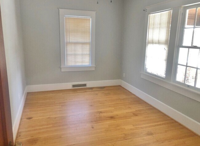 Building Photo - CHARMING 3 BEDROOM