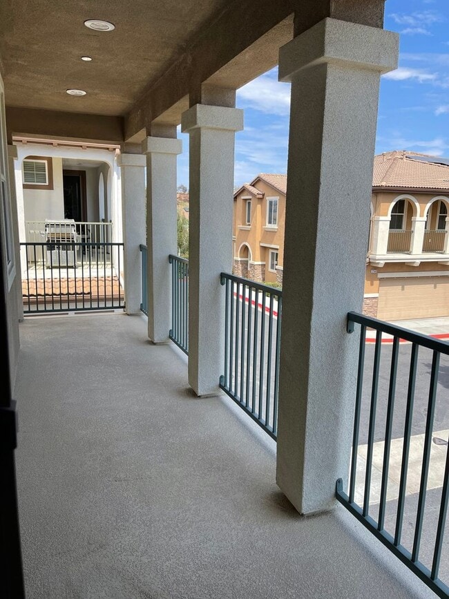 Building Photo - Modern 2-Bedroom Condo with Solar in the H...