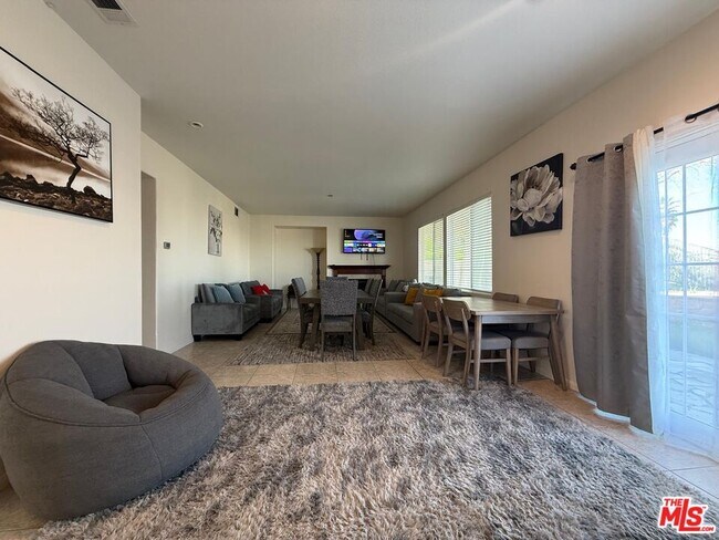 Building Photo - 719 E Ave Q10