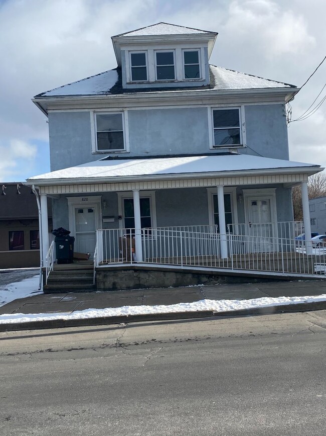 Building Photo - 820 Main St