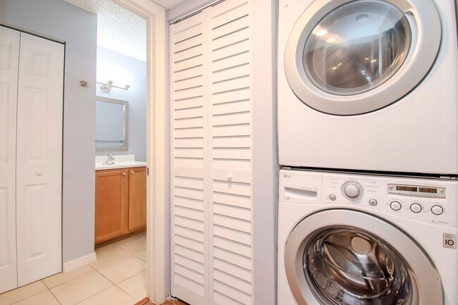 Building Photo - 1BR + Den Condo with Exclusive Move-In Incentive