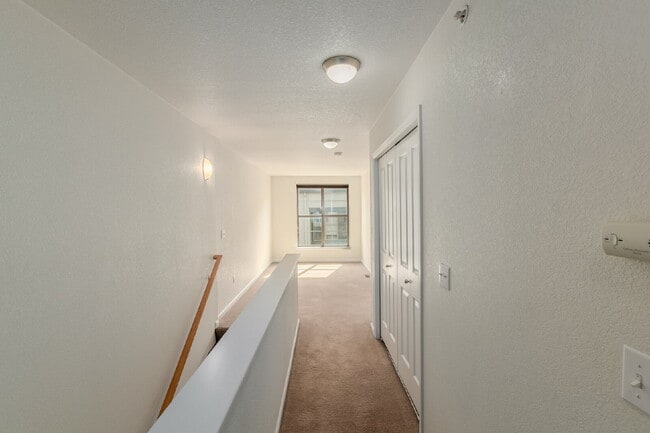 Building Photo - 418 S Reed Ct