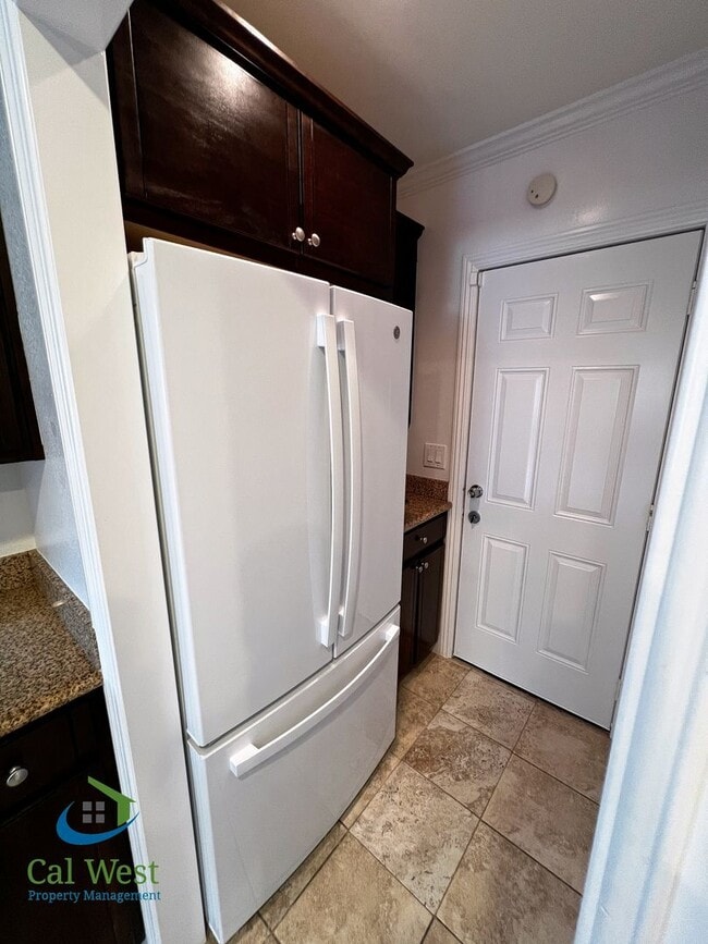 Building Photo - $4000 Beautiful Cottage Style 2 Bed 1 Bath...