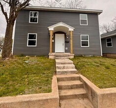 Building Photo - Modern Charm Meets Prime Location!