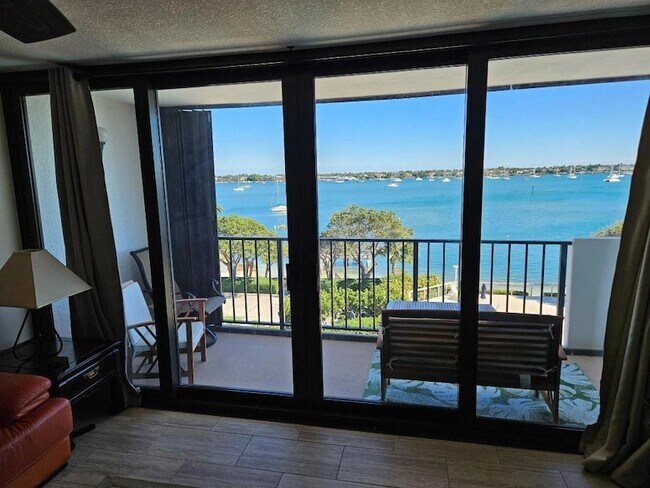 Building Photo - 5600 N Flagler Dr