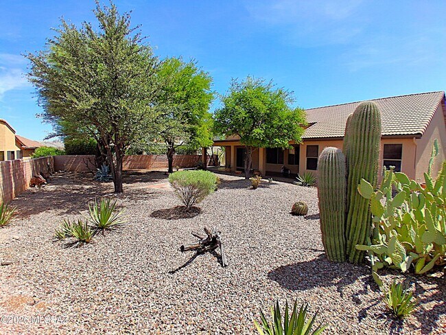 Building Photo - 995 N Western Sunset Dr