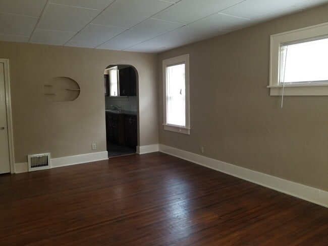 Building Photo - 2 Bedroom Ranch