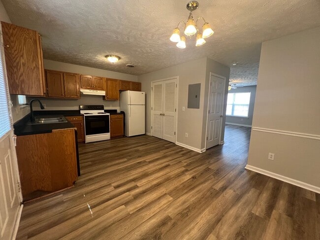 Building Photo - 1510 Center Pointe Dr