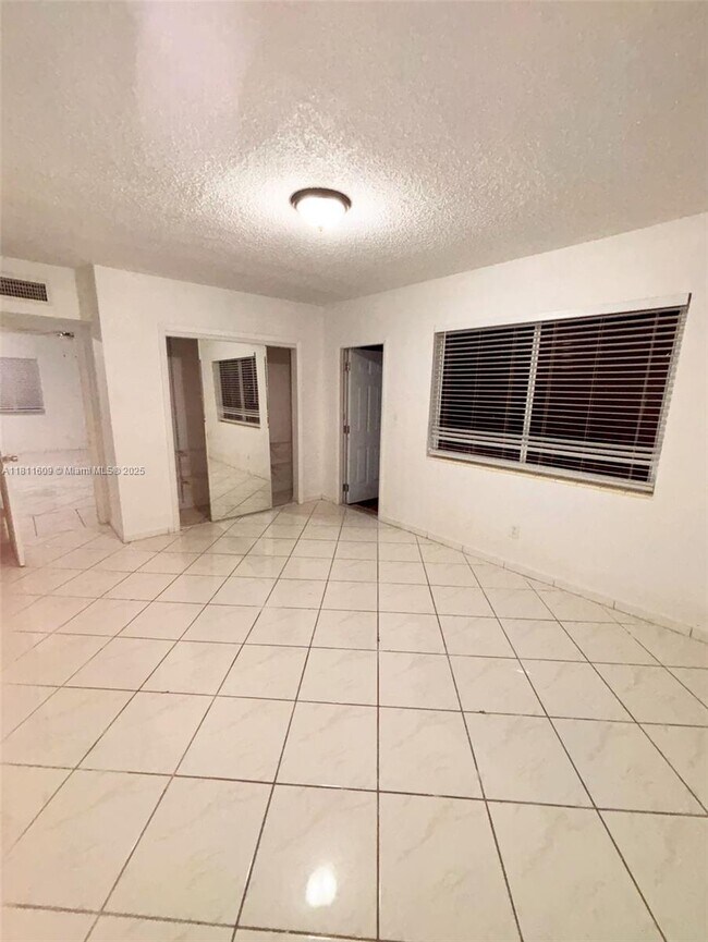 Building Photo - 2101 Calais Dr