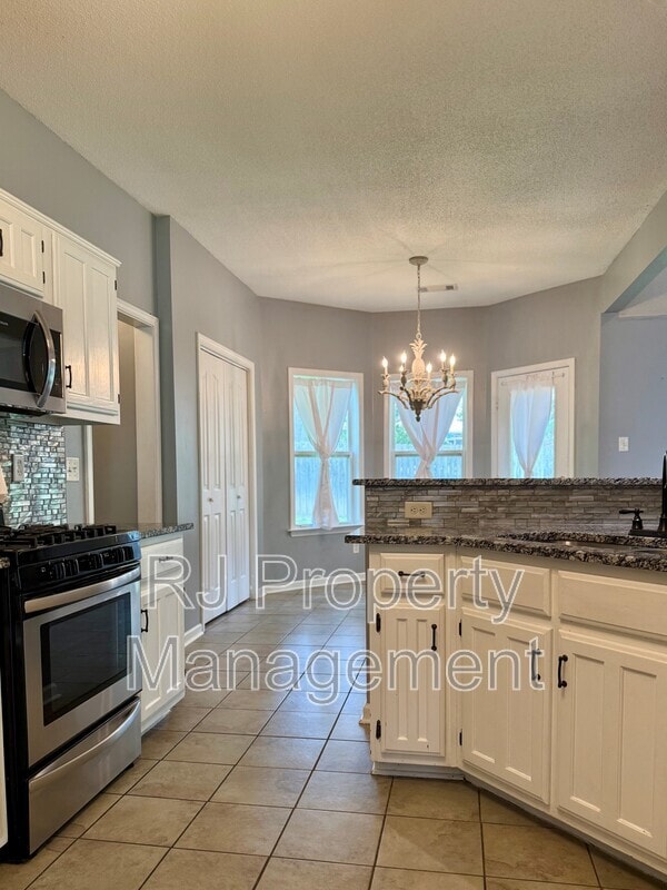 Building Photo - 6095 E Everett Hill Cir