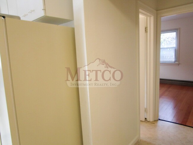 Building Photo - Fantastic 4 bedroom close to U of O