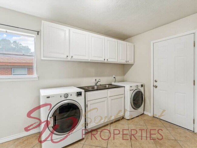 Building Photo - 3 Bed / 2 Bath House Steps from TSU Memorial Stadium — Perfect for Roommates!