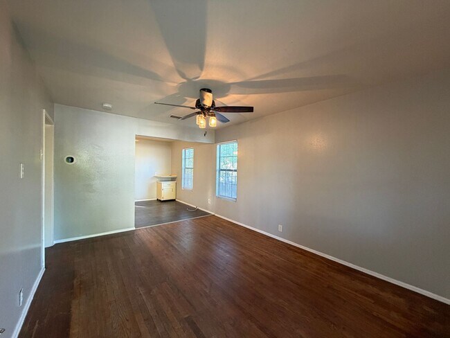 Building Photo - THREE BEDROOM TWO BATH TWO CAR GARAGE