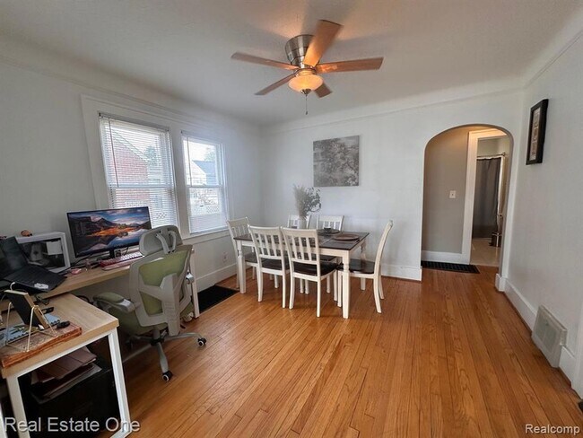 Building Photo - 122 W Houstonia Ave