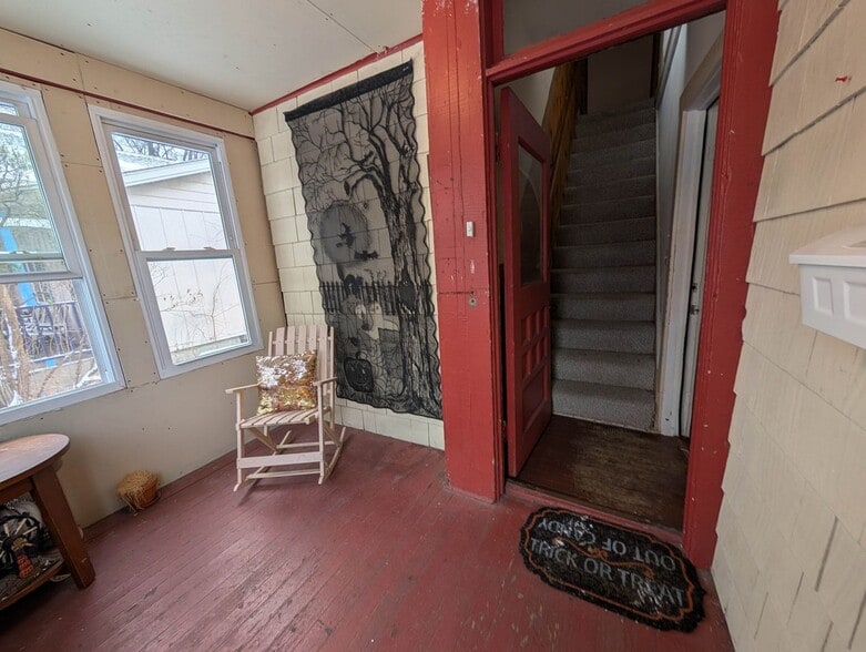 Building Photo - 612 7th St SE