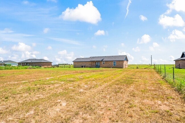 Building Photo - 3 Bedroom 2 Bathroom Home on 1 Acre Lots!