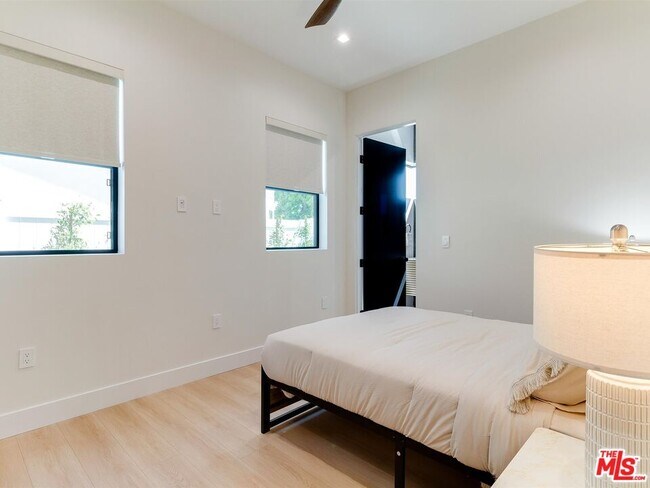 Building Photo - 5929 Hesperia Ave