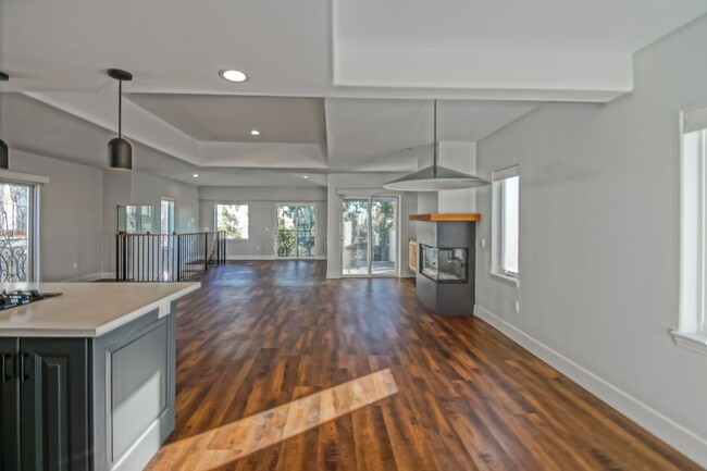 Building Photo - Remodeled, Bright & Spacious, 2400 Sq Ft D...