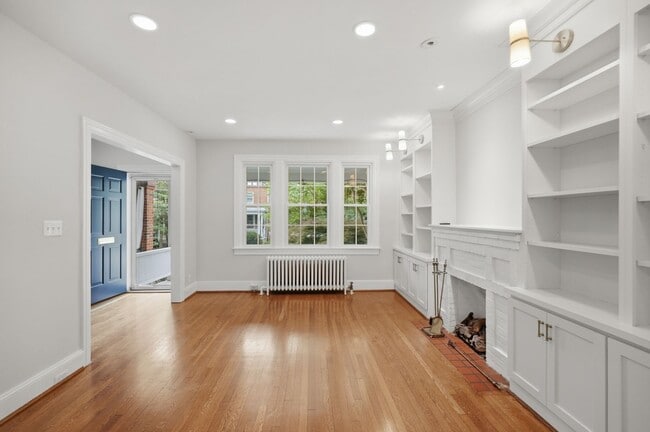 Building Photo - Glover Park Townhome | 4 Bed | 3.5 Bath | 2,500 Sf | Large Front Porch & Fenced-In Backyard w/ Deck