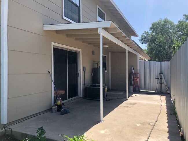 Building Photo - 1301 E Lyon St