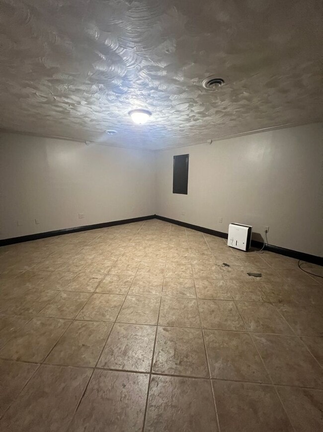 Building Photo - 4 bedroom/2 bath house