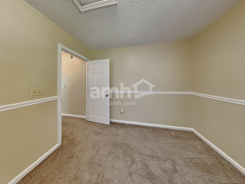 Building Photo - 325 Willow Green Dr