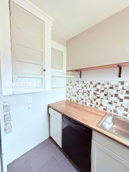 Building Photo - 504 Westminster St