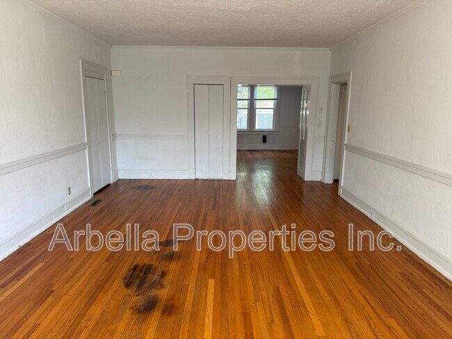 Building Photo - 703 E Unaka Ave