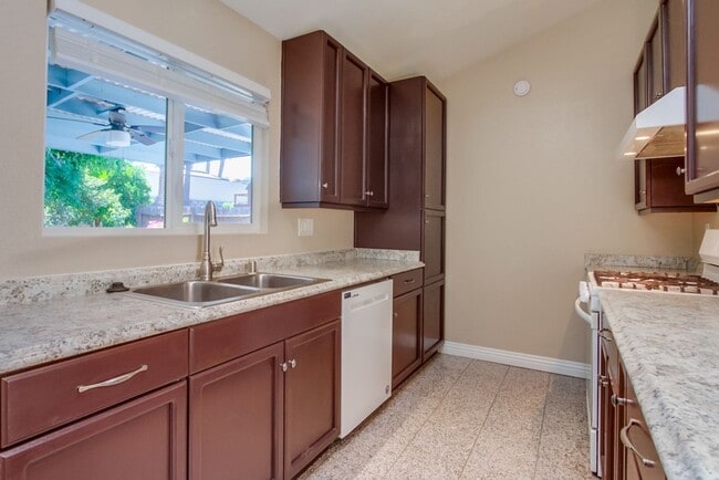Building Photo - Beautiful 3 Bedroom + Den Home in the Foot...