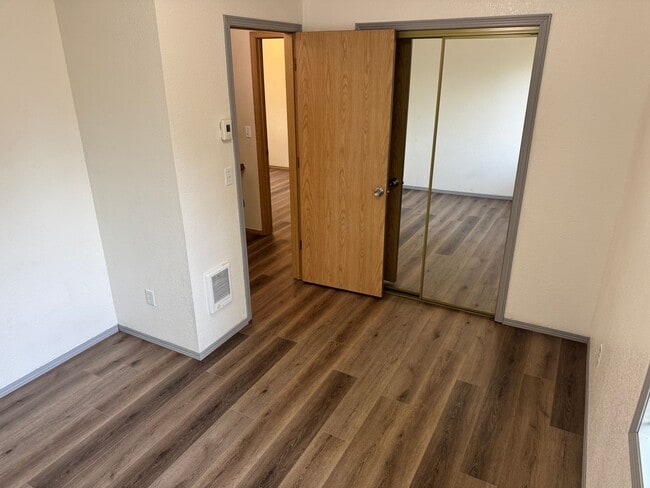Building Photo - Freshly updated 3 bedroom 2 bathroom duple...
