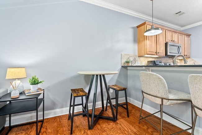 Building Photo - 836 W Glenn Ave