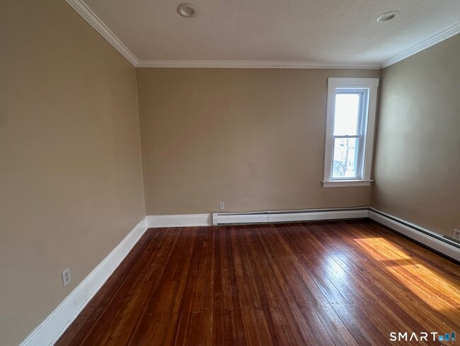 Building Photo - 22-24-24 Bushnell St