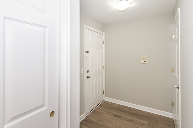 Building Photo - 677 S River Rd