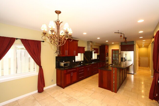 Building Photo - Large 4 bedroom, 3 bath, 4+ parking, gated single family house in Kalihi