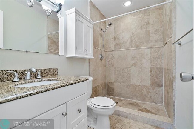 Building Photo - 6211 Bay Club Dr