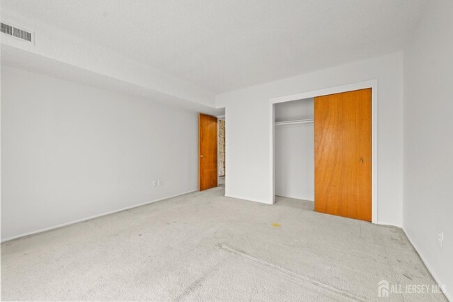 Building Photo - 823 Edison Glen Terrace