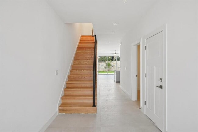 Building Photo - 302 Tesla Cir