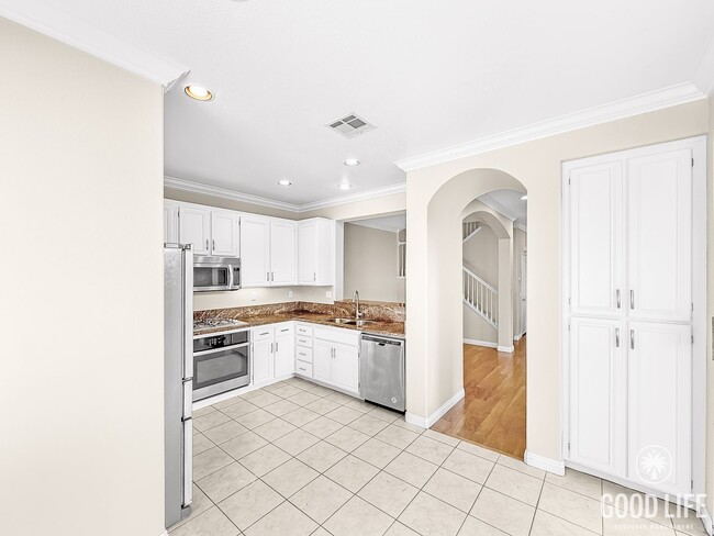 Building Photo - Modern 3-Bedroom Home with Backyard, Beautiful Finishes, and a Community Pool in the Heart of San...