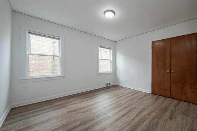 Building Photo - 4407 W Wrightwood Ave